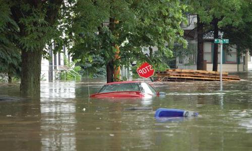 印第安纳州锡达拉皮兹市，一辆红色轿车几乎被洪水淹没. 